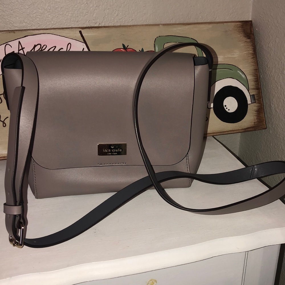 Kate Spade. Grey. Crossbody!